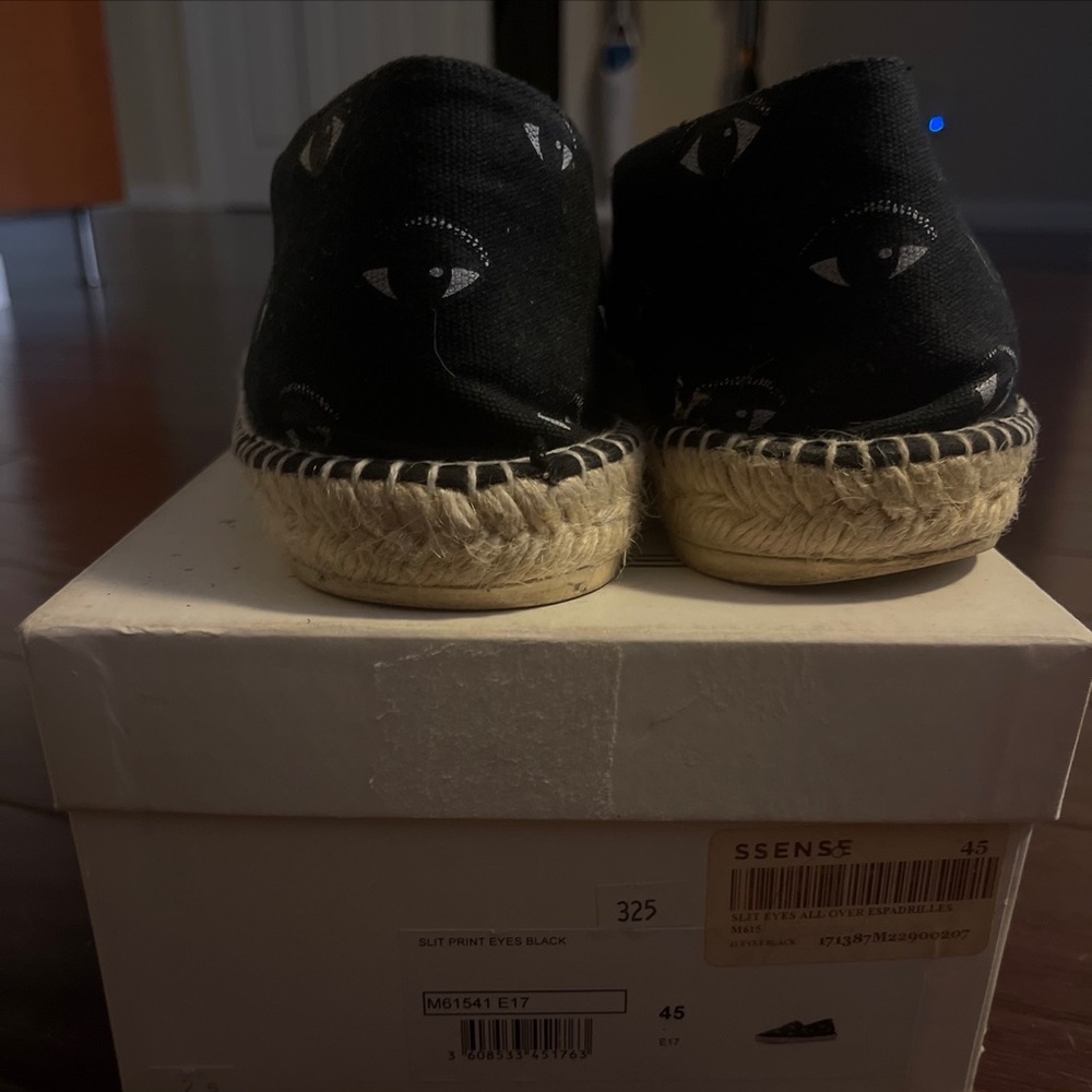I’m selling my used Kenzo eye print espadrille Men’s size 45.